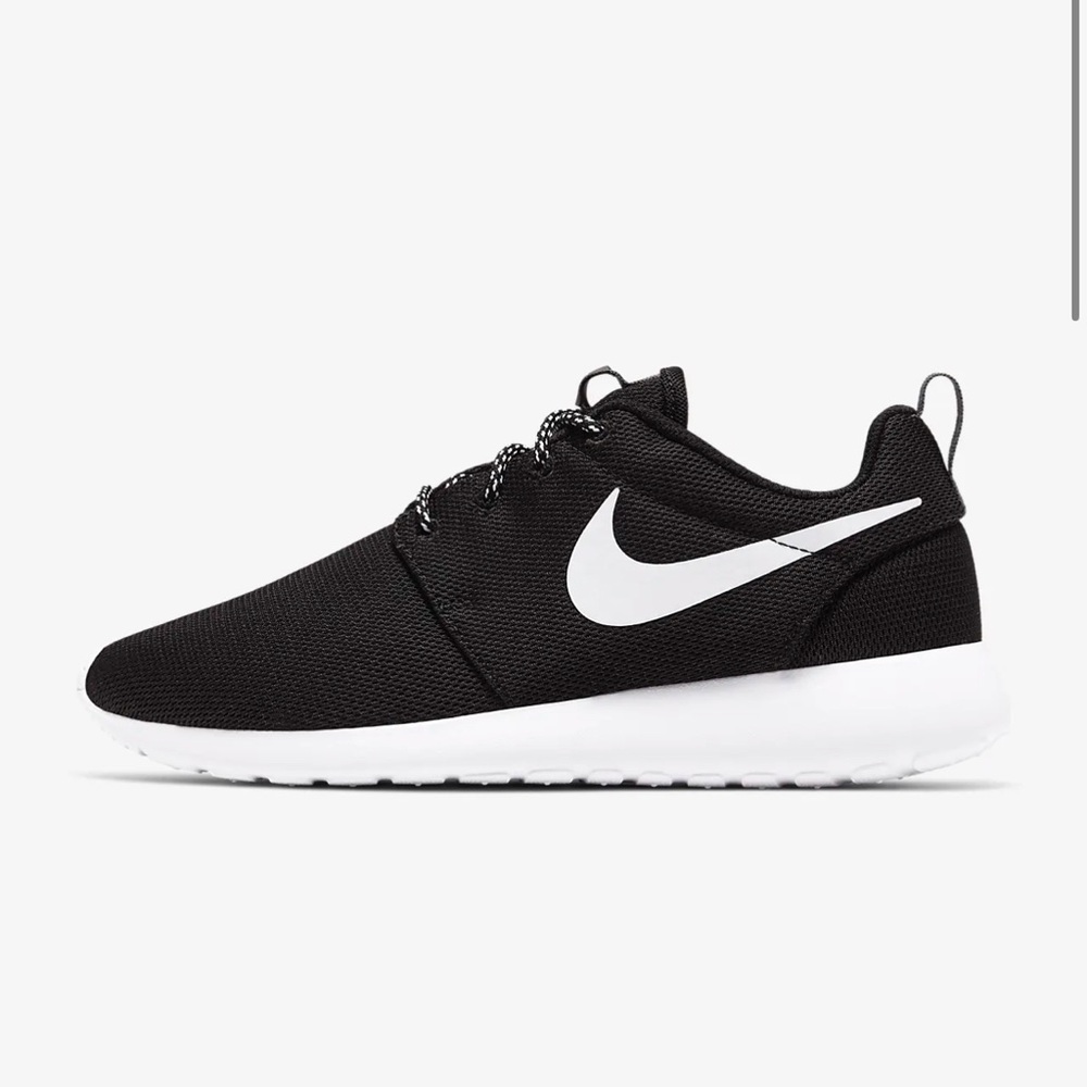 EUC NIKE ROSHES